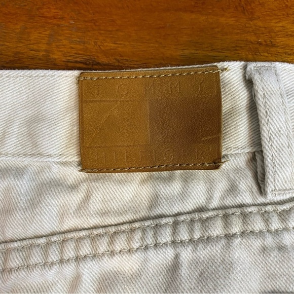 TOMMY HILFIGER VINTAGE Women's size 10 Beige Denim Shorts leather patch COTTON - Picture 3 of 6